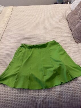Green Flared Women’s golf/tennis Skirt - Tracey Lynn. Sz 12